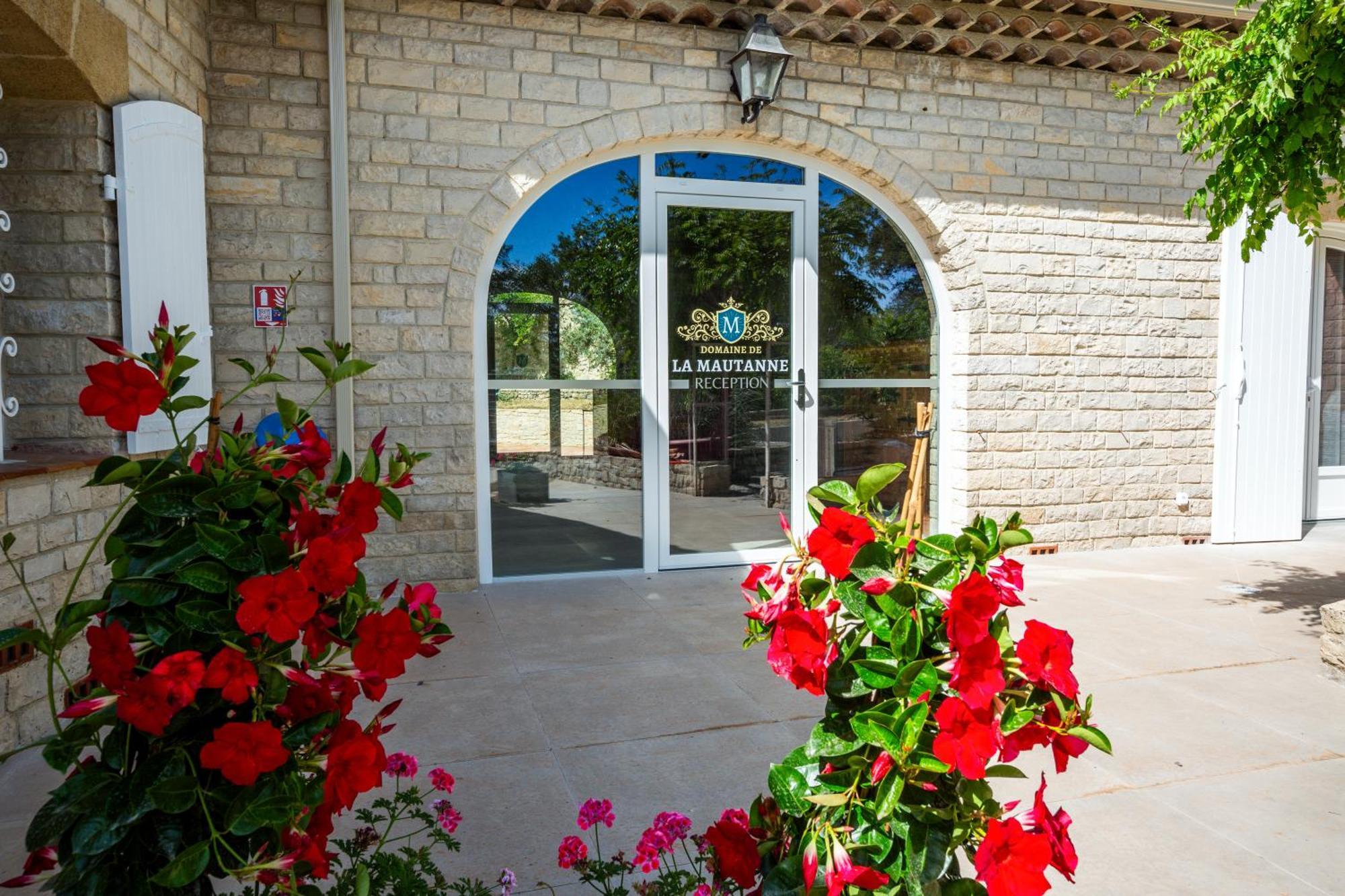 Domaine De La Mautanne Aparthotel Sainte-Tulle Exterior photo